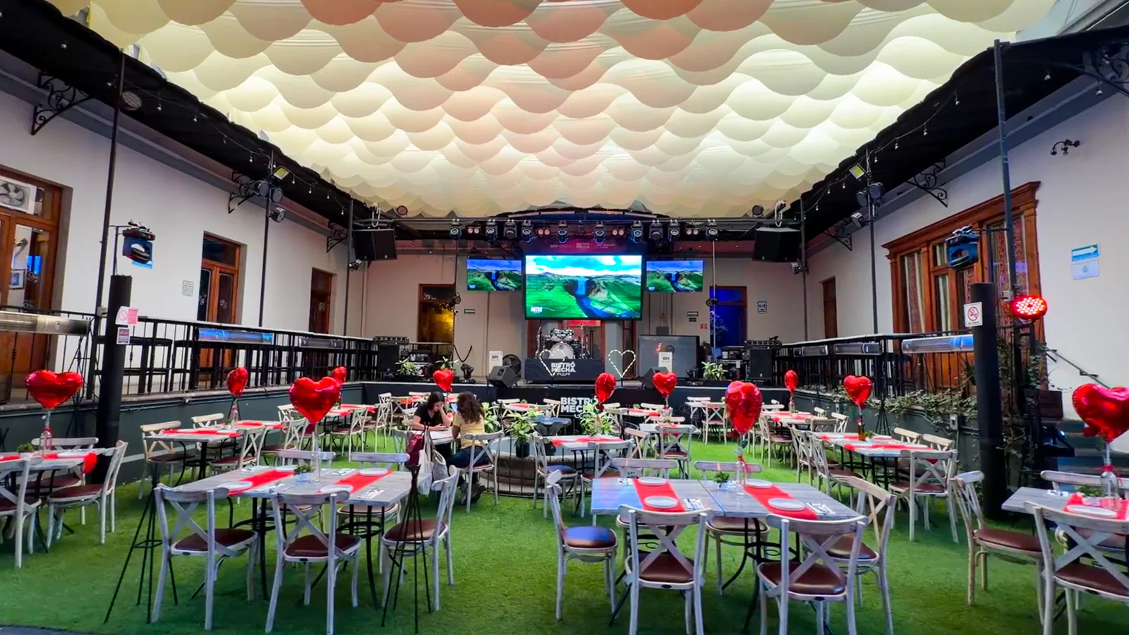 Patio de celebraciones con corazones rojos en Centro Histórico - Pilar Amor